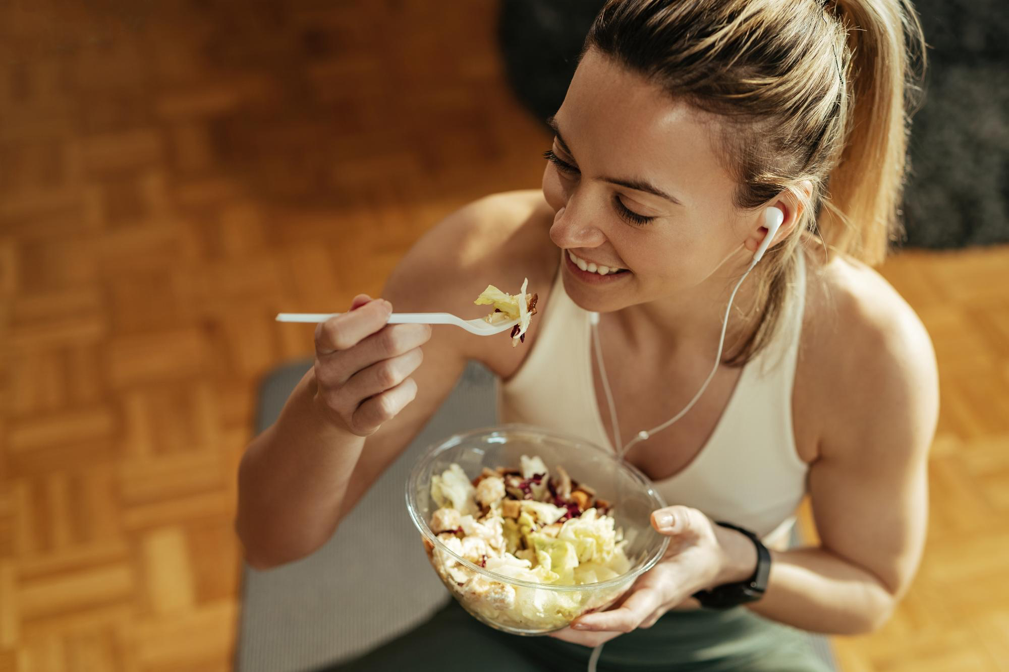 Active woman enjoying a fresh healthy meal